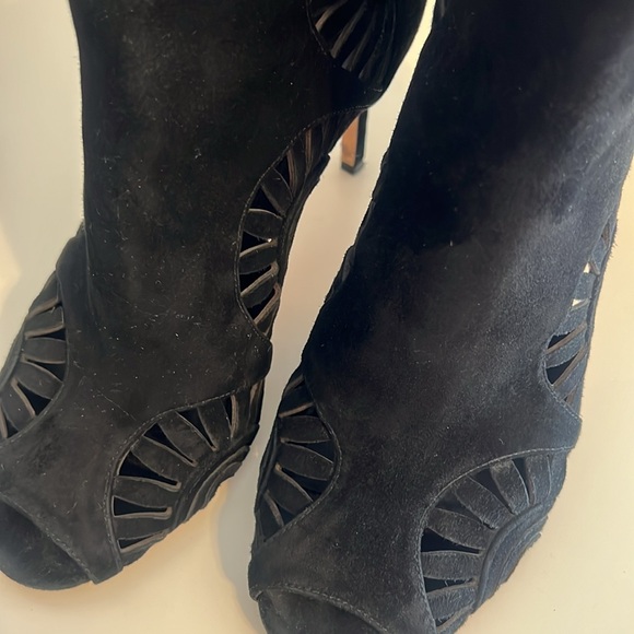 TORY BURCH Leyla Cut Out Geometric Bootie Royal Black Suede Stiletto Heels 7. - Picture 7 of 7